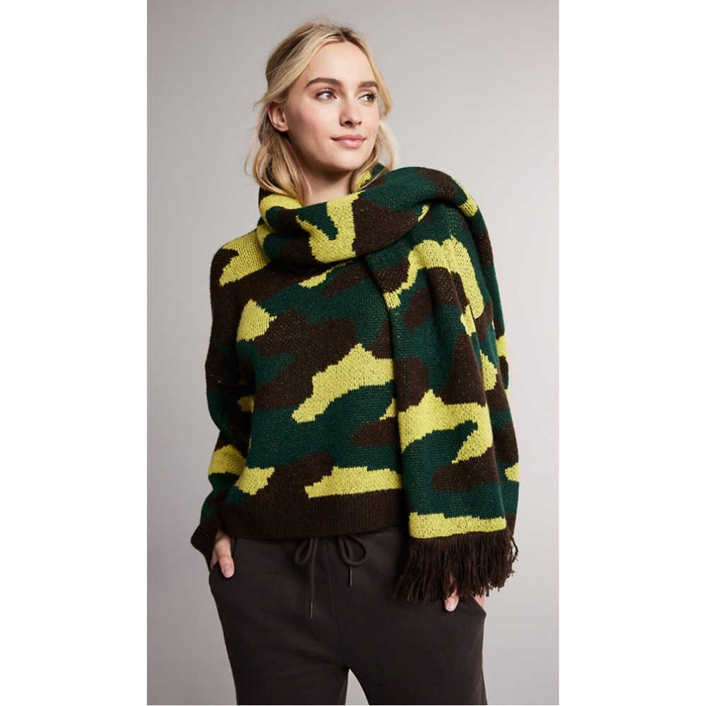 NWT Yummy Sweater Co. Camo Fringed Scarf Green & Brown One Size - Picture 2 of 2